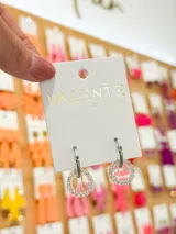 Aros colgantes plateados con forma circular y borde de strass.