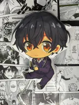 Peluche de Miyano Yoshikazu, personaje del anime Sasaki to Miyano, vestido con traje y sosteniendo un celular.