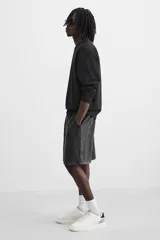 Zapatillas deportivas blancas con detalle de color gris en el talón y suela con volumen.