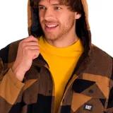 Chaqueta tipo camisa de franela con capucha, diseño a cuadros en tonos marrón y negro. Cuenta con cierre frontal a presión, bolsillos en el pecho con solapa y bolsillos laterales inferiores.