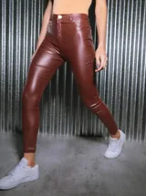 Pantalón de bengalina engomada color marrón oscuro, tiro alto, corte ajustado y elastizado.