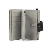 Billetera negra de cuero sintético con solapa y cierre. Cuenta con un botón a presión y un cierre principal. Tiene herrajes plateados y un logo metálico de "XL" en la solapa. Incluye una correa de muñeca desmontable.