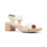 Sandalia de cuero negro con dos tiras anchas, una en el empeine con diseño trenzado y otra en el tobillo con ajuste elástico. Tiene taco bloque bajo y plantilla acolchada.