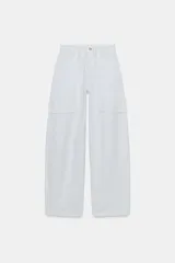 Pantalón cargo de tiro medio, confeccionado en mezcla de algodón y lino, con perneras anchas, bolsillos de plastrón en el delantero y cierre frontal con cremallera y botón.