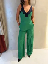 Mono largo verde con diseño sin mangas, escote geométrico en color azul marino, corte entallado en la cintura y piernas anchas de estilo wide leg.