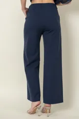 Pantalón negro de corte recto, confeccionado en algodón y elastano. Presenta bolsillos laterales y cintura elastizada.