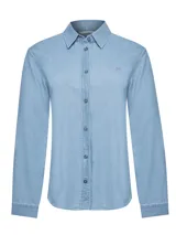 Camisa de manga larga confeccionada en denim chambre de algodón orgánico, con cuello camisero, cierre frontal de botones y un delicado parche bordado de pato en el pecho.