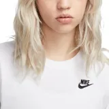 Remera Nike de corte clásico con cuello redondo y mangas cortas. Presenta un diseño minimalista en color blanco con el logo de la marca bordado en pequeño en el lado izquierdo del pecho.