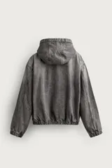 Cazadora de denim con efecto lavado, corte relajado, cierre frontal de cremallera, capucha, bolsillos tipo canguro y acabados elásticos en puños y bajo.