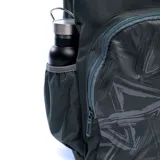 Mochila Umbro Lumi de color gris oscuro, con compartimento principal amplio, bolsillo frontal con cierre y estampa geométrica, y bolsillos laterales de red. Presenta el logo de la marca bordado en el frente.