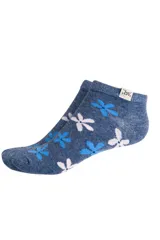 Soquete de algodón color azul melange con estampado de flores en tonos celeste y blanco. Presenta una etiqueta pequeña con logo en el borde superior.