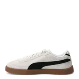 Championes urbanos Puma modelo Club II Era Suede, color gris claro con franja lateral negra y suela de goma color marrón.