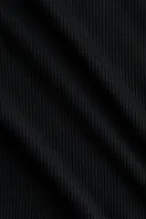 Remera de manga corta en punto acanalado de viscosa, de color negro, corte entallado, cuello redondo y ribete de encaje en los bordes de las mangas.