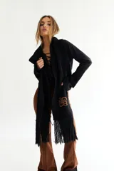 Bufanda de algodón color marrón con flecos en los extremos y logo bordado en amarillo.