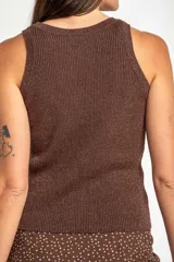 Musculosa de punto con hilo lurex color marrón, con escote redondo y diseño ajustado al cuerpo.