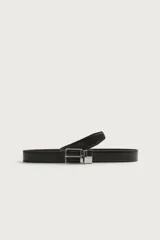 Cinturón reversible de piel color negro, con pespuntes dobles en los cantos, hebilla y pasador metálicos plateados.