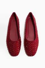 Ballerinas de satén color bordó, con diseño de punta almendrada y superficie completamente cubierta de strass al tono.