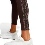 Calza deportiva Adidas de tiro alto, color marrón, con diseño ajustado y franjas laterales con estampado animal print. Incluye el logo de la marca bordado en la parte superior.