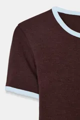 Camiseta negra de manga corta y cuello redondo, con vivos a contraste en el cuello y las mangas.