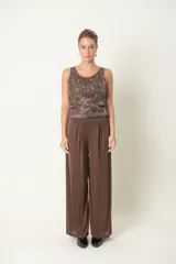 Top sin mangas con estampado animal print de leopardo en tonos beige, marrón y negro, con lentejuelas plateadas bordadas.