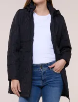 Campera larga de color azul marino con diseño capitoneado geométrico, capucha desmontable y cierre frontal completo. Cuenta con bolsillos laterales con cierre y ajuste en la cintura.