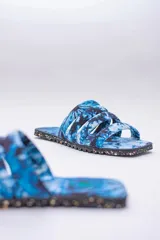 Sandalias planas con capellada de algodón estampada con diseño batik en tonos rosa y negro. Suela de neumáticos reciclados.