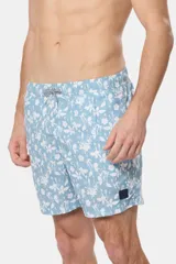 Short de baño celeste con estampado floral blanco, cintura con elástico y cordón regulable, bolsillos laterales y suspensor de malla fina.