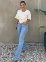 Jean semi oxford de denim claro, con tiro alto y corte ajustado en la parte superior que se ensancha a partir de la rodilla.