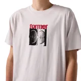 Remera color beige con estampa en el frente con el logo de la marca Former y un diseño abstracto en blanco y negro con detalles en rojo.