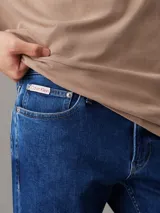 Pantalón de jean azul de corte slim, con bragueta con cremallera y diseño de cinco bolsillos.