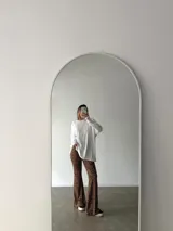 Conjunto de dos piezas compuesto por un buzo de cuello redondo y mangas largas con diseño holgado y un pantalón de corte recto y tiro alto. Ambas prendas están confeccionadas en tejido de punto acanalado.