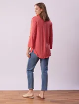 Blusa Ninety color beige con textura, cuello base con escote en V y abertura central con botones. Tiene un bolsillo en el pecho y mangas 3/4 regulables con presilla y botón.