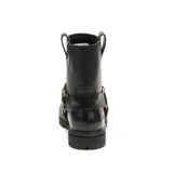 Bota de caña media Caterpillar, confeccionada en cuero negro con acabado liso. Presenta una tira decorativa con textura de reptil que rodea el tobillo, sujeta por una argolla metálica en tono bronce. Cuenta con suela de goma dentada y logo de la marca grabado en el lateral.