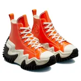 Championes Converse modelo Run Star Motion Hi, con capellada de material sintético brillante color naranja. Presenta una suela de plataforma con diseño ondulado y dentado en color blanco y negro, y el clásico parche circular de la marca en el lateral.