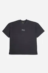 Remera de manga corta con textura marcada, cuello redondo y logo bordado frontal de la marca Mistral.