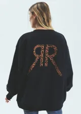 Buzo negro oversize de frisa esmerilada con cuello alto, hombros caídos, bolsillos laterales y estampa en la espalda con el logo de la marca en animal print.