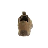 Zapato de estilo urbano Caterpillar, confeccionado en nobuk color marrón, con cordones, suela de goma texturizada y logo de la marca grabado en el lateral y el talón.