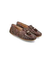 Mocasín de cuero con textura de reptil en tonos marrones, con detalle de borlas y herraje metálico dorado en el empeine.