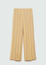 Pantalon de corte recto y tiro medio, confeccionado en tejido mezcla de lino y viscosa con diseño de rayas verticales en tonos amarillos y beige. Cuenta con cierre frontal de cremallera y botón, trabillas para cinturón y bolsillos laterales.
