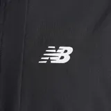 Campera rompevientos New Balance con capucha, diseño bicolor en gris y negro, cierre frontal completo y logo de la marca estampado en el pecho.