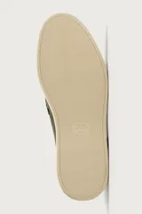 Mocasines casuales para hombre confeccionados en piel con acabado serraje de color verde oscuro, con detalle de bordón pespunteado, horma redonda y suela de goma en contraste de color beige claro.
