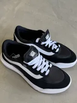 Championes Vans Ultrarange 2.0 SE, color negro con detalles en blanco, cordones blancos y suela blanca. Confeccionados en gamuza y tela, con entresuela UltraCush™ Lite y suela waffle inversa.