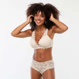 Shorty color crudo de encaje calado con cintura elastizada.