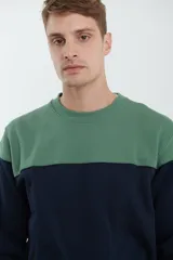 Sweater deportivo de hombre con escote redondo, diseño colorblock con la parte superior en gris claro y el cuerpo y mangas en negro. Presenta puños y cintura elastizados.
