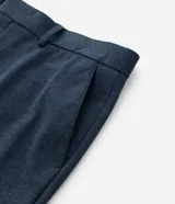 Pantalón de vestir masculino modelo básica, con cintura con trabillas, cierre tradicional con vista oculta y bolsillos laterales.