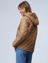 Campera capitoneada azul marino con capucha desmontable, cierre metálico central, bolsillos delanteros y avíos metálicos con logo de la marca Michael Kors.