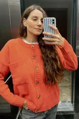 Saco tejido de lana color naranja con botones marrones y bolsillo de parche.