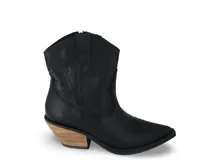 Bota corta plateada estilo texana confeccionada en cuero metalizado, con interior forrado en cuero, plantilla anatómica y suela de goma foliada de 3,5 cm.