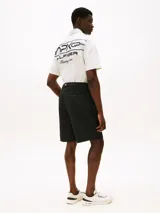 Bermuda negra de tejido ripstop de mezcla de nailon y poliéster, con logo tonal de la colección APXGP bordado en el lateral y el bajo.