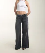 Jean wide leg de tiro bajo, color negro con efecto lavado stone black, de corte holgado y diseño clásico de cinco bolsillos.